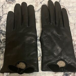 Carolina Amato NY Sophisticated Black sheepskin leather Gloves with Bow Detail